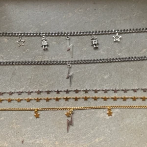 Halsband  - Handgjorda halsband 🥰.           Kedjehalsbanden Silver - 90kr/st                  Guld - 80kr/st                            Stjärnhalsbanden - 80kr/st                                 - KÖPAREN STÅR FÖR FRAKTEN         Intresserad eller har frågor så kom dm!💖😚🌸✨
