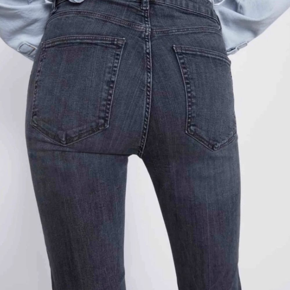 Så snygga grå jeans med slits! Älskar dessa men säljer då de blivit lite små☺️ Passar någon med storlek 34 eller 36 då de är små i storleken men väldigt strechiga!. Jeans & Byxor.