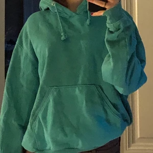 Grön Hoodie  - Mysig grön Hoodie som kan användas till mycket! Köpt för ca 300-400kr! Köpare står för frakt