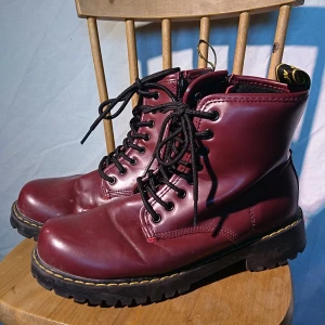 Perfekta höstkängorna  - Perfekta höstkängor med dragkedja i sidan! Fodrade, storlek 39