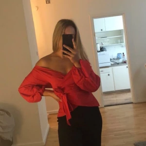 Blus från Nelly - Jättefin blus från Nelly som tyvärr ej kommer till användning, storlek 34! 50kr + frakt 