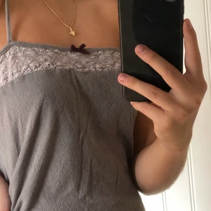 Odd Molly linne - Super fint linne från odd Molly. Passar till mycket, jag brukar matcha ihop den med ett par jeans. Kommer tyvärr inte till användning längre därför säljer jag den. Banden är hyfsat långa. Strl (1) 50kr + frakt