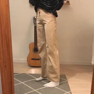 Yoko jeans från Monki - Säljer dessa populära raka jeans i modellen Yoko! Toppenskick, säljer endast då de ej är min stil längre. Jag är 174 :)