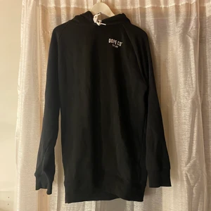 Svart dope hoodie - En svart dope hoodie med tryck på ryggen. Storlek M men passar L också då den är lite oversized. Skön lite tunnare hoodie, lite längre än vanligt tycker jag. Använd max 3-4 gånger så i fint och bra skick. (Frakt tillkommer)
