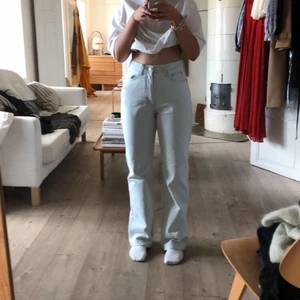 Bleached jeans  - Jeans från weekday i modellen Rowe. Jeans är använda Max 3 gånger, dvs väldigt fint skick! Frakt står köparen för💞💞