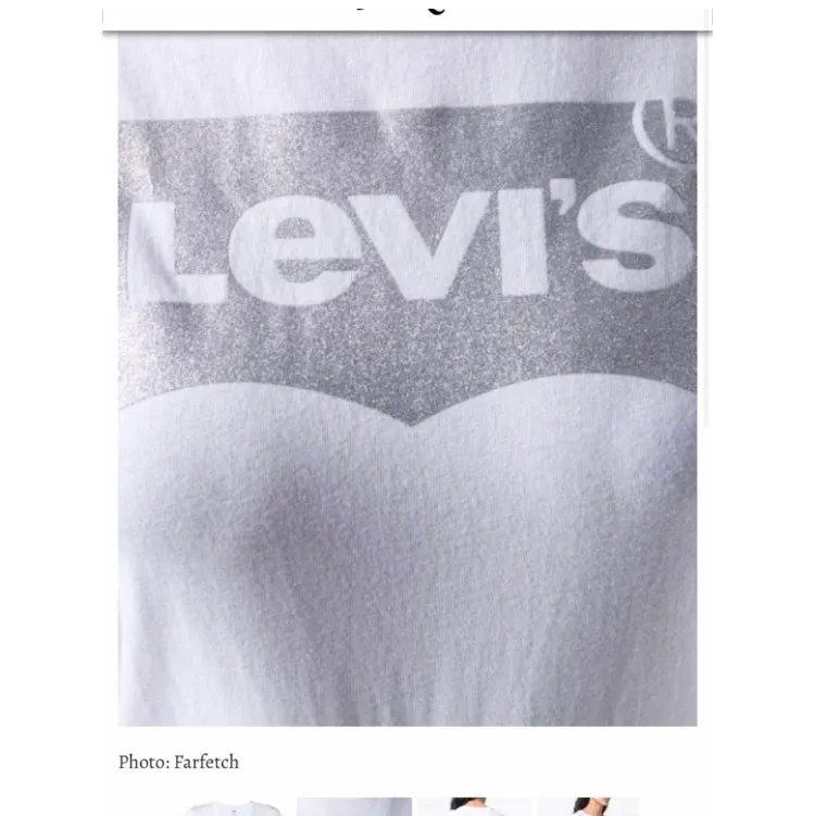 En Levi’s t-hirt med silverglitrigt tryck. Använd endast en gång då den inte riktigt passar till min stil💕. T-shirts.