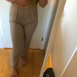 Beige kostymbyxor - Beige kostymbyxor från GinaTricot, storlek 34