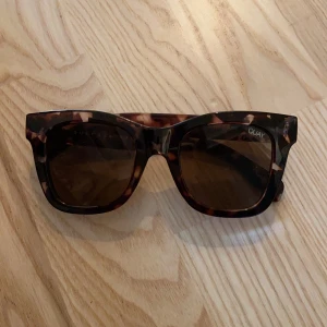 Quay solisar - Säljer dessa solglajjor ifrån Quay! De är superfina och i nyskick!! Nypris var 700kr🖤