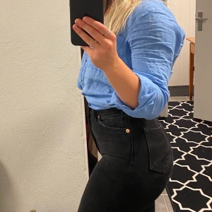 Jeans från Monki - Jättefina mom jeans från monki i storlek 24 (som en storlek 34). 