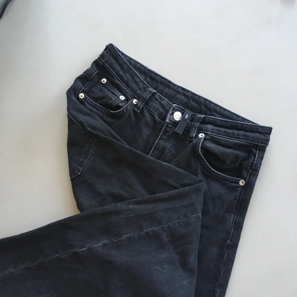 Säljer weekdays populära Ace-jeans i den svarta varianten! Hög midja och breda ben, dvs. Jag är 175cm lång och längden är bra på mig men passar även kortare om man vill att de gå ner en bit till! Köparen står för frakten.. Jeans & Byxor.