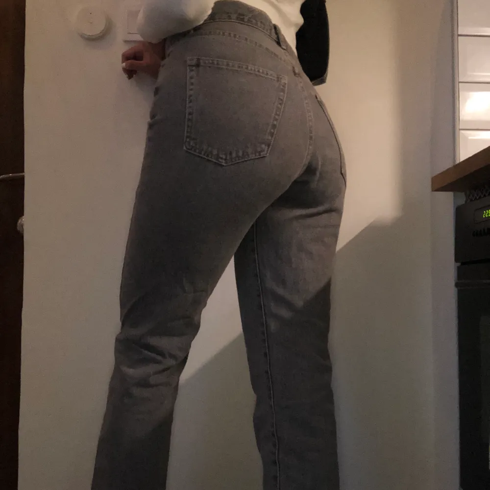 Snygga jeans i den perfekta gråa färgen. Säljer pga dem e för stora i midjan, men längden är bra. Strl 38, men dem e små i storleken. . Farkut & Housut.