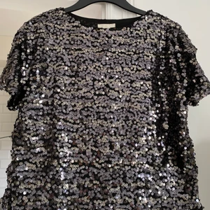 Paljett topp från H&M - Topp från H&M i storlek small. 