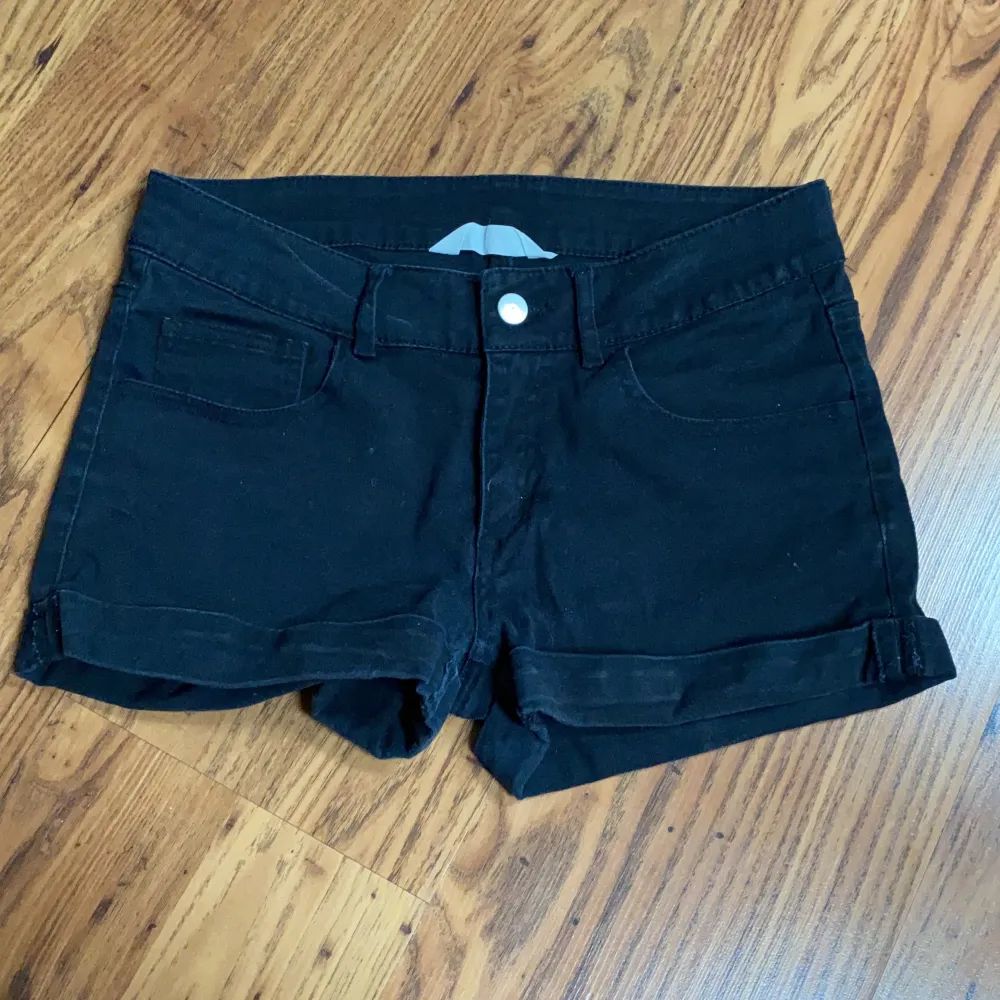 Svarta jeans shorts storlek XS. 50 kr, kan skickas . Shorts.