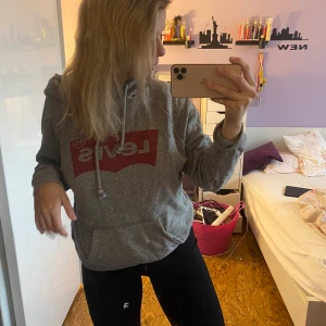 Levis hoodie - En skön och oversized hoodie i storlek xs men skulle mer säga M. Säljer för 140 kr.