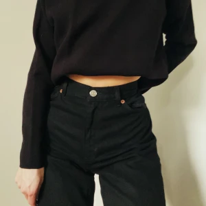 Jeans från Monki - Jeans från Monki i modellen ”Yoko”. Säljer eftersom de är alldeles för stora. Är hellånga på mig som är 175cm men går säkert att sy upp. Nypris 400kr
