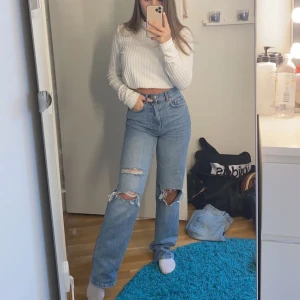 90s jeans från Gina Tricot  - Otroooligt snygga jeans från Gina Tricot, slutsålda i denna modell! Tyvärr är de för stora för mig. Köpta för 599, buda privat! 💫💕