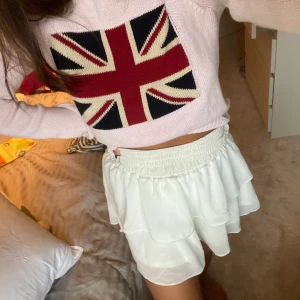 stickad tröja med tryck - En stickad tröja med tryck. Mycket bra skick, knappt använd. Köpt för flera år sedan! Frakt tillkommer 