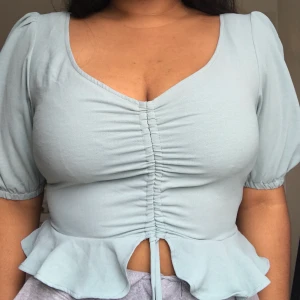 Topp Forever 21 Korea M/L - Topp köpt från Forever21 i Korea, använd några gånger! Lite seg dragkedja men annars i bra skick! Funkar både för M/L