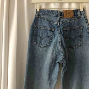  - Vintage levis jeans. Superfin acidwash. Väldigt små i storleken men skulle säga att de är en rak byxa hög i midjan! 
