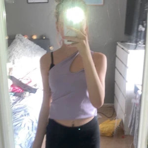 Tröja  - 🦋. Denna fina fina lila one shoulder tröja. Då den är för liten för mig den är andvänd 2 gånger. Jag står för frakten skriv för intresse. Pris kan diskuteras om du vill sänka pris 