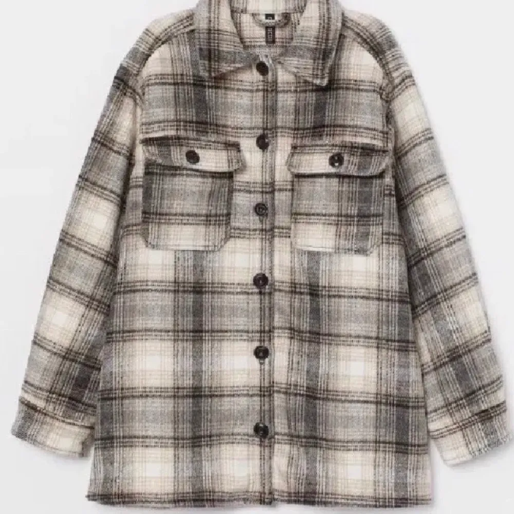Säljer denna jackan från H&M i strl S. Frakt tillkommer🦋🦋. Jackor.
