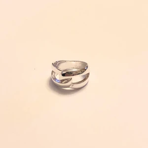 Silverring - Säljer denna assnygga silverring, den är 17mm. Kan vara en S eller M/L beroende vilket finger man vill ha den på. 100kr. Köparen står för frakten (11kr), kan även mötas i Stockholm om det behövs. !!smyckena saneras innan!!