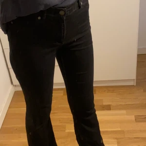 Cheap monday svarta flare byxor - De här fina byxorna passar så bra på en, de är dock lite långa där nere men annars är de i bra skick. Storlek S men skulle också passa M