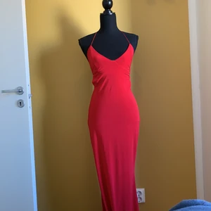 Långklänning  - Super fin klänning. Använd en gång av mig och en annan av förra ägaren. Banden är slitna men fungerar som de ska. Frakten kostar 63kr eller 105kr om du vill kunna spåra paketet. Du kan även hämta klänningen utanför min lägenhet.