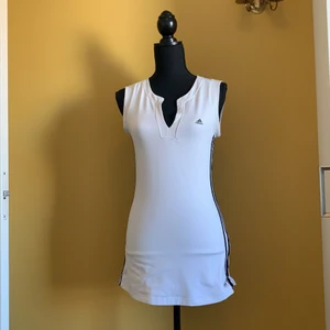 Figursydd adidas klänning - Figursydd aridas klänning 