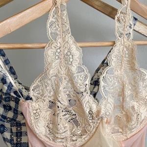 Korsette  - En drömig korsett med knäppning baktill. Köpt secondhand, jättefin men passar inte mig. Passar någon i S-M eller någon med C-D i bysten. Kom med prisförslag!! 🌸