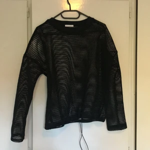 Nättröja från Zara sport storlek S - Nättröja i svart med dragsko längst ner. Finns att hämtas i uppsala men kan också skickas via post. Köparen betalar då för frakten.