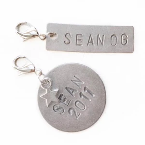 Namnbricka med valfritt namn - Stansad namnbricka med valfri text. Finns formerna rund och rektangulär. Du beställer via www.byhedda.se 🙌🏼 60kr/st (+ frakt)