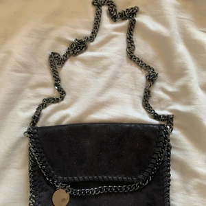 Väska - Jätte fin väska som jag knappt andvänt så jätte fint skick. Säljer pga att jag inte andvänder den. Den är väldigt rymlig och så har den innerfack som ni ser på bild 3. 150 kr inkl frakt💕💕