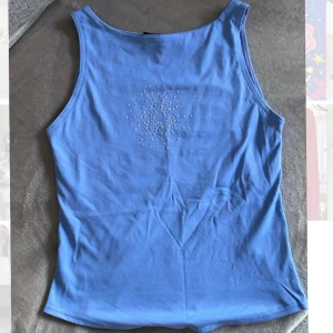 Blått linne - Buda! Senaste bud: 100kr + frakt (44kr)