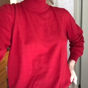 Rödpolo - En fin tuntstickad rödpolo! I nyskick! Passar s💓🦋