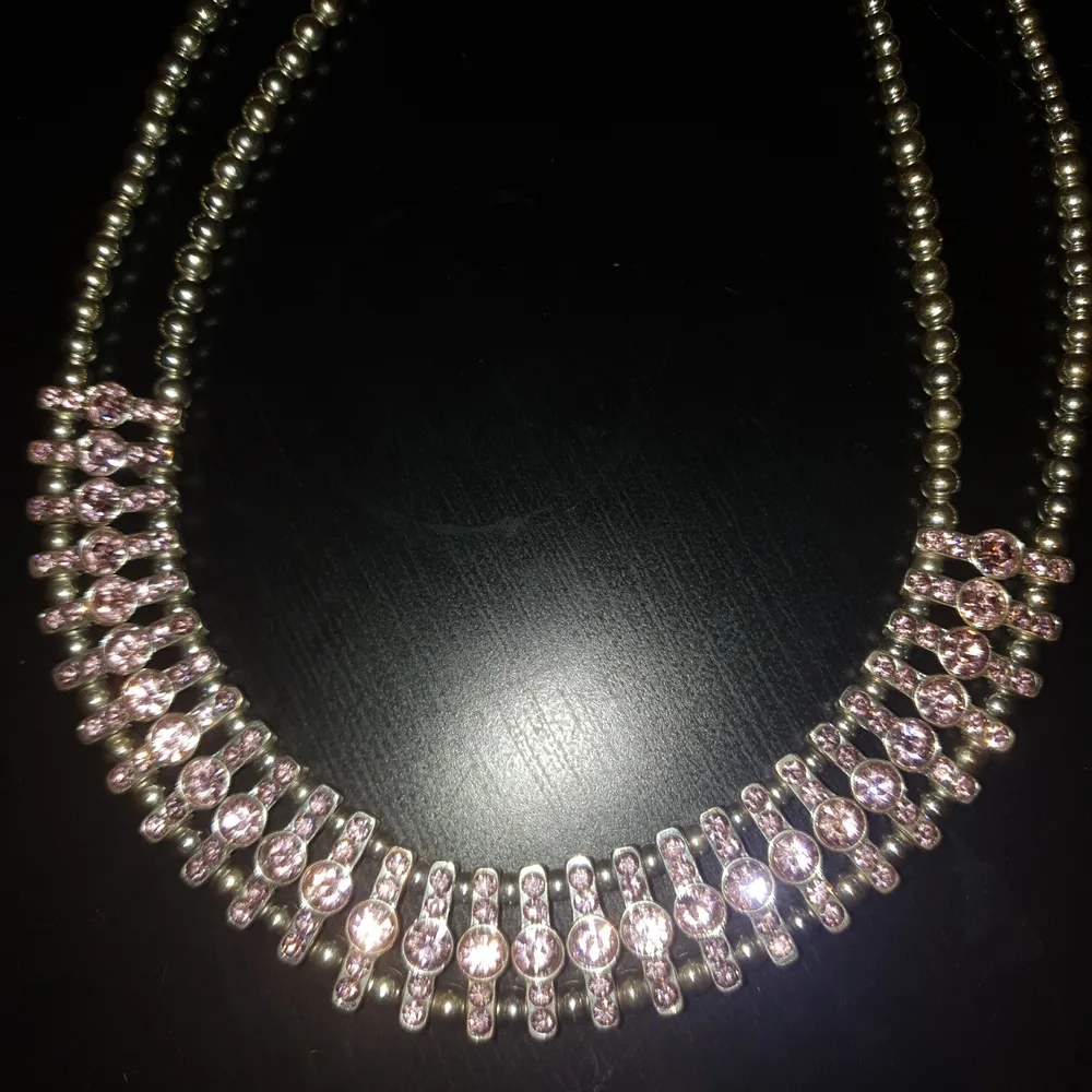 Halsband med rosa glaspärlor, de silvriga pärlorna är i plast men fästet till de rosa glaspärlorna är metall. Säljs för att jag inte får någon användning för det. Frakten ingår i priset 🥰. Accessoarer.