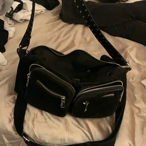 Noella väska  - Fin svart samet väska, (största storleken) mycket bra skick