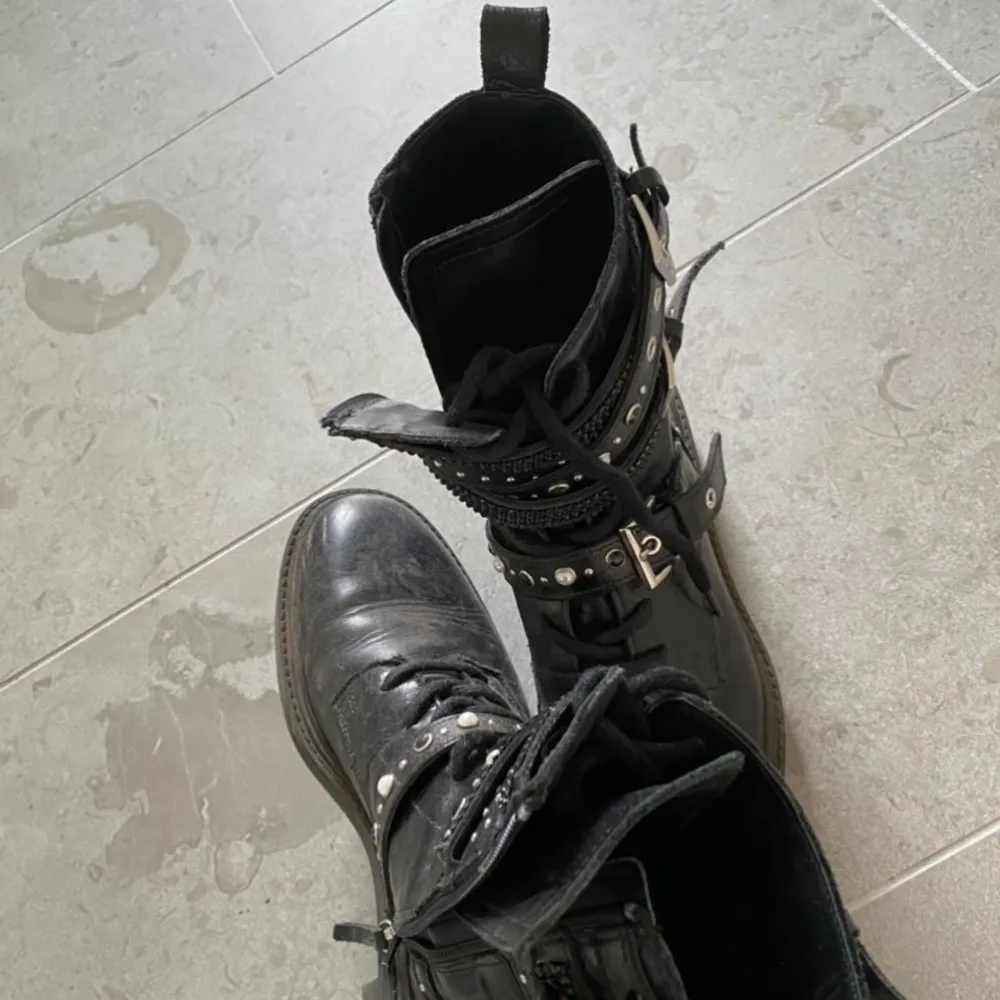 Säljer mina fina zara boots inköpta förra vintern, använda ungefär 3gånger så superfint skick🦋 Strl 39, Nypris 999kr Mitt pris 400kr med frakt! Kan tänka mig att gå ner i pris vid snabb affär (obs första bilden är lånad inte samma modell som mina skor) se bild 2 och 3 för skorna. Skor.