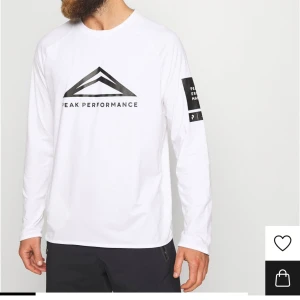 Peak Perfomance tröja st.L HELT NYmed lappar kvar  - Beställd från Zalando men hann ej skickas i tid därför säljs denna helt nya tröjan. Anledning till försäljning är för stor storlek. Finns i Horred. Kan fraktas mot betalning