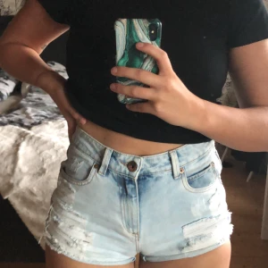 Ljusa shorts! - Super fina shorts! Säljs pga för små! Men älskar dom då dom har super fin passform! 