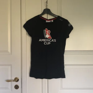 Sail Racing - En t-shirt från Sail Racing med tajt passform. 