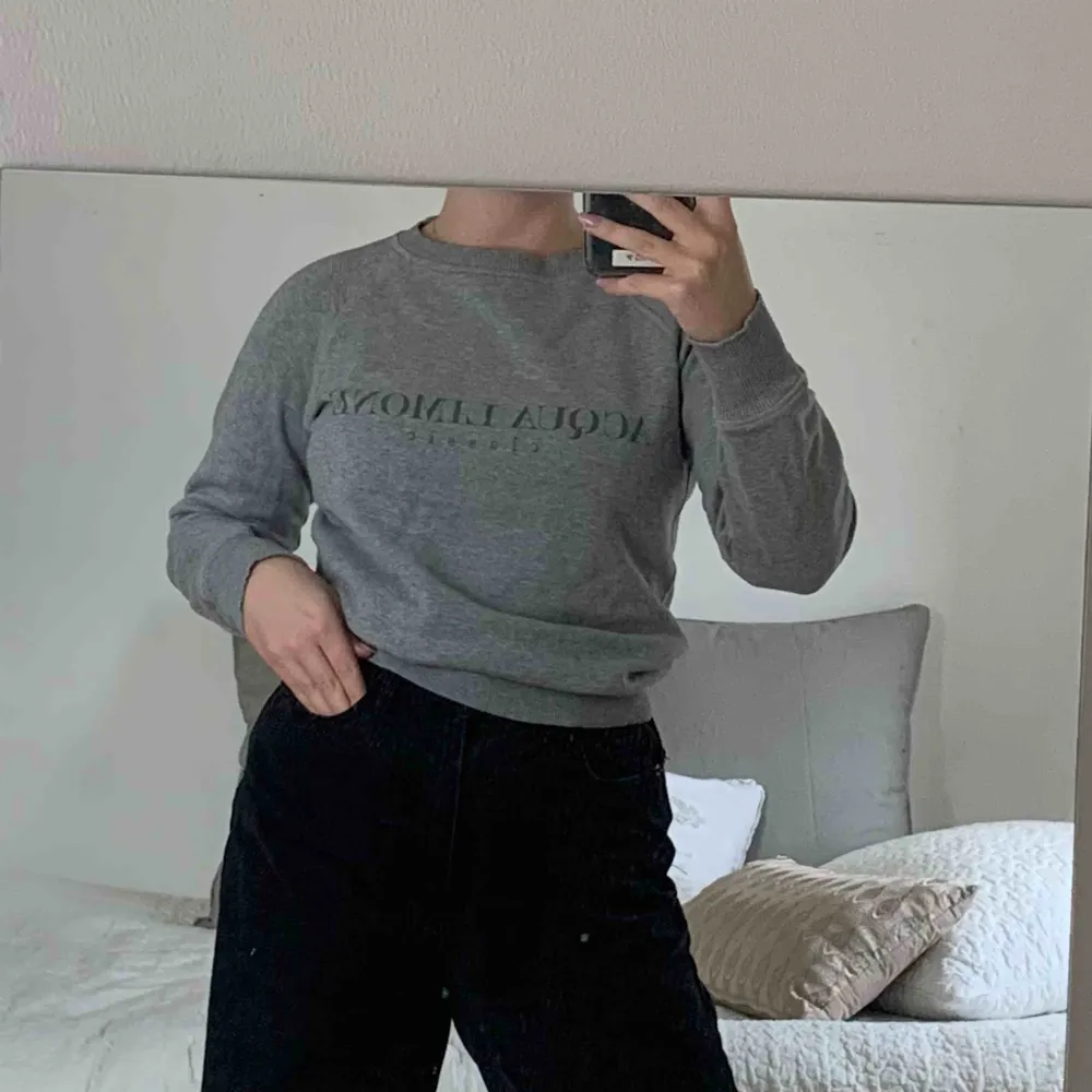 Acqua Lemon sweatshirt i bra skick köpt på Only och endast använd ett par gånger. Superfin och fortfarande sjö inuti!💕köparen står för frakt. Hoodies.