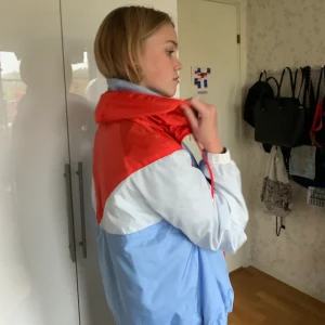 Vindjacka - Vindjacka perfekt för joggingturen eller för att skydda mot regnet. Använd tre gånger så i väldigt fint skick. Storlek M men personen på bilden har s så funkar bra att ha oversized. Pris 50kr + frakt🌶