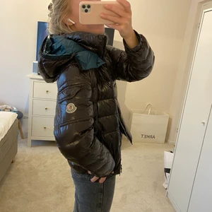 Mocler bady - Supersnygg moncler bady jacka i storlek 1 motsvarar ungefär xs eller s!! Mörkbrun, nästan svart, på utsidan och mörkgrön på insidan! Två små defekter på ärmarna som knappt syns, men meddela om du vill ha bilder!