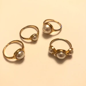 Ringar M/L - Säljer dessa guldfärgade ringar med pärldetaljer på. Säljer alla för 100kr. Köparen står för frakten men kan även mötas i Stockholm. !!Allt saneras innan!!