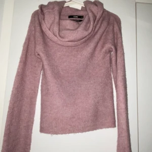 Rosa stickad tröja - supermysig stickad tröja med en off shoulder krage. använd ungefär 2 ggr och är ungefär som ny. köparen står för frakt💕