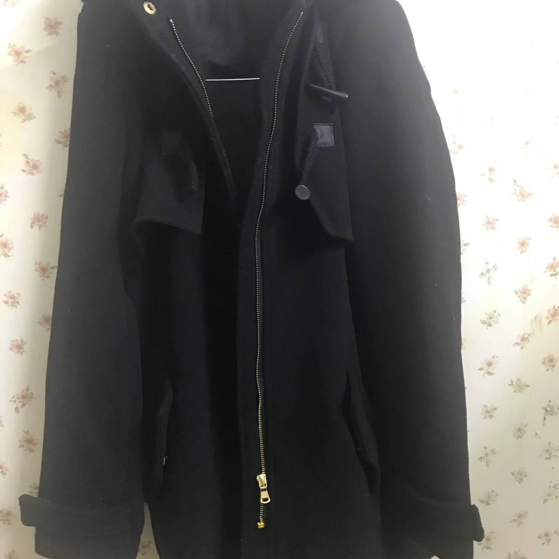 Svart kappa med luva