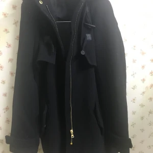 Svart kappa med luva - Helt oanvänd.