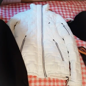 Peak performance jacka  - Fräsch peak performance jacka, knappt använd. Köpte den för 3400, vill ha 2000 men priset kan diskuteras vid snabb affär. Storlek L men den är mer som en M. 