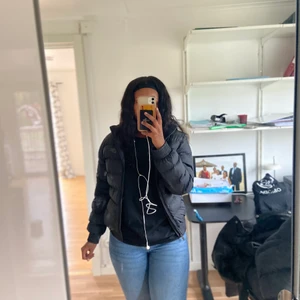 nike dun jacka - nike  puffer/ dun jack bra kvalitet fin och väldigt bekväm 